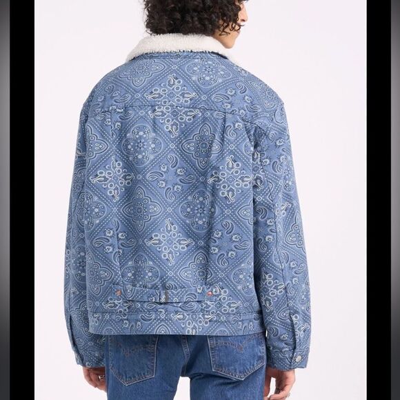 Levi’s Western Bandana Print Sherpa Trucker Jacket - Picture 4 of 7